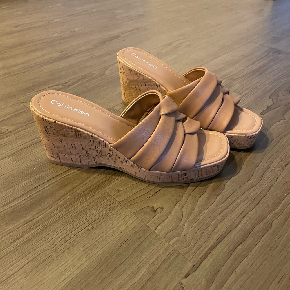 Calvin Klein Tan Wedges with Geometric Design NWOT - Picture 2 of 4